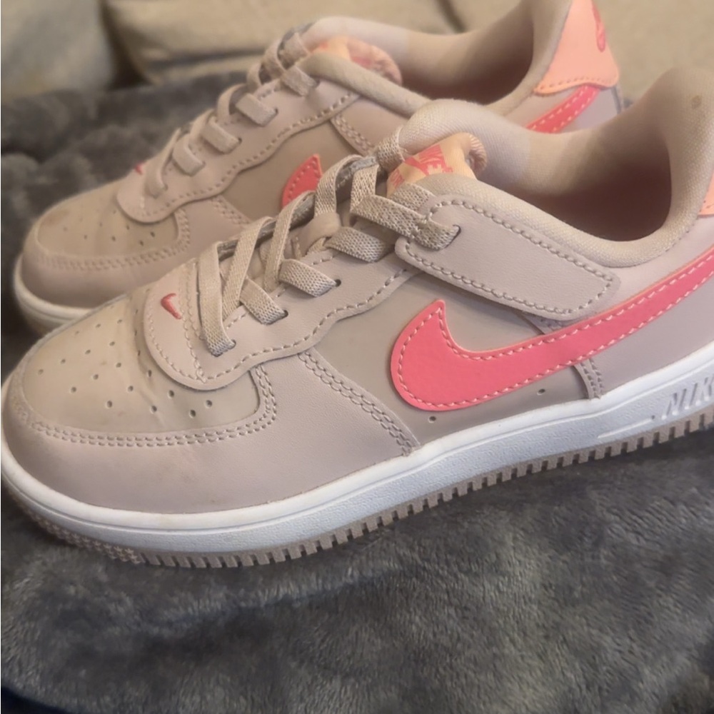 Nike Beige and Pink Casual Sneakers